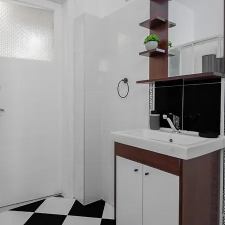 Spacious & Peaceful 2br Apt. W/ Balcony アパート *